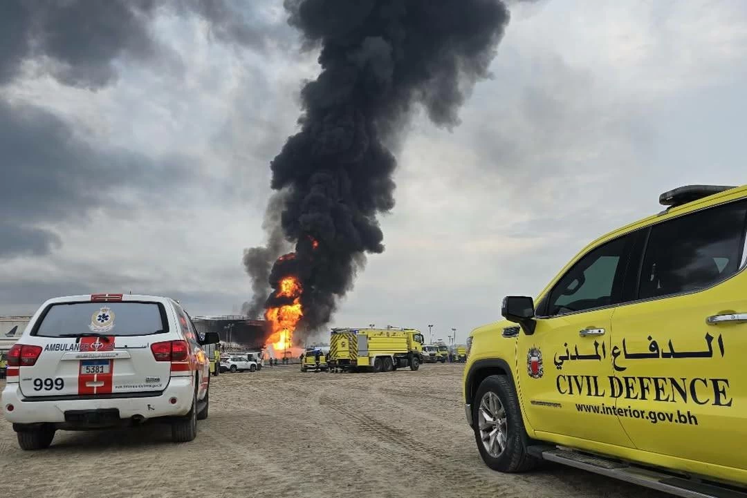 الدفاع المدني يواصل السيطرة على حريق خزانات الوقود في المحرق بعد استهدافها بالعدوان الإيراني