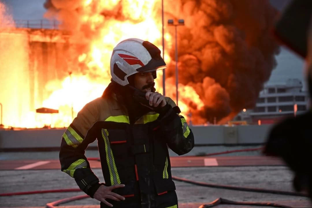 الدفاع المدني يواصل السيطرة على حريق خزانات الوقود في المحرق بعد استهدافها بالعدوان الإيراني