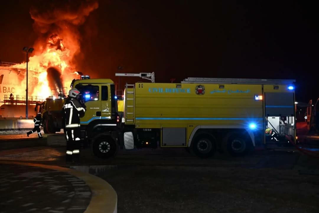 الدفاع المدني يواصل السيطرة على حريق خزانات الوقود في المحرق بعد استهدافها بالعدوان الإيراني