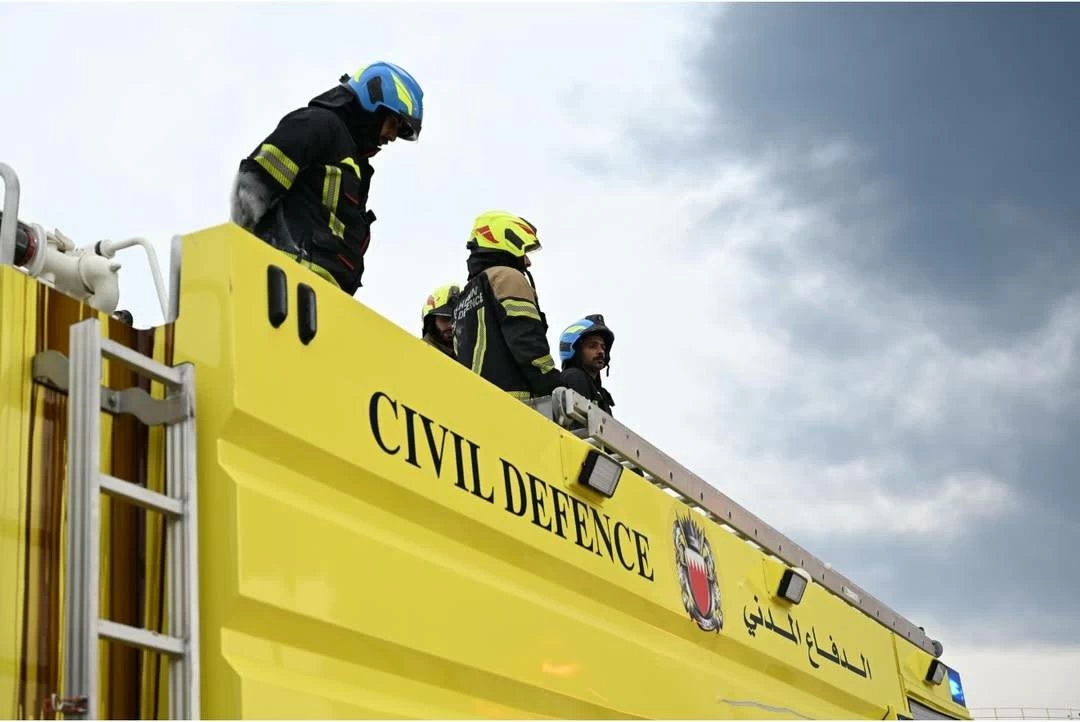 الدفاع المدني يواصل السيطرة على حريق خزانات الوقود في المحرق بعد استهدافها بالعدوان الإيراني