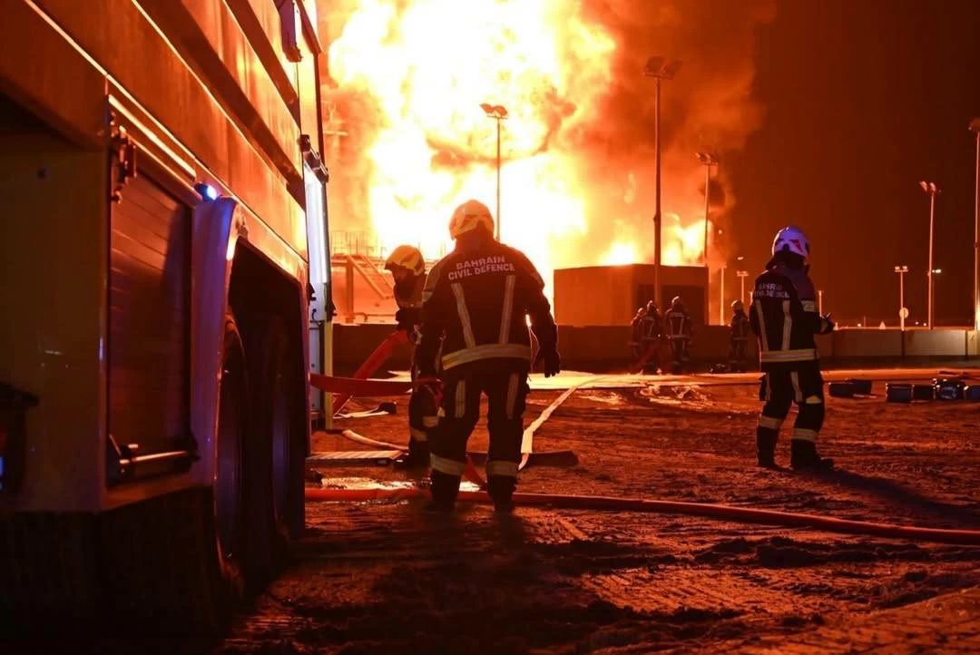 الدفاع المدني يواصل السيطرة على حريق خزانات الوقود في المحرق بعد استهدافها بالعدوان الإيراني