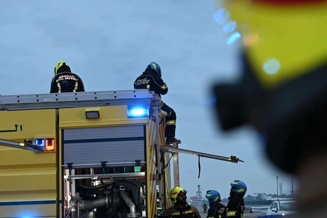 الدفاع المدني يواصل السيطرة على حريق خزانات الوقود في المحرق بعد استهدافها بالعدوان الإيراني