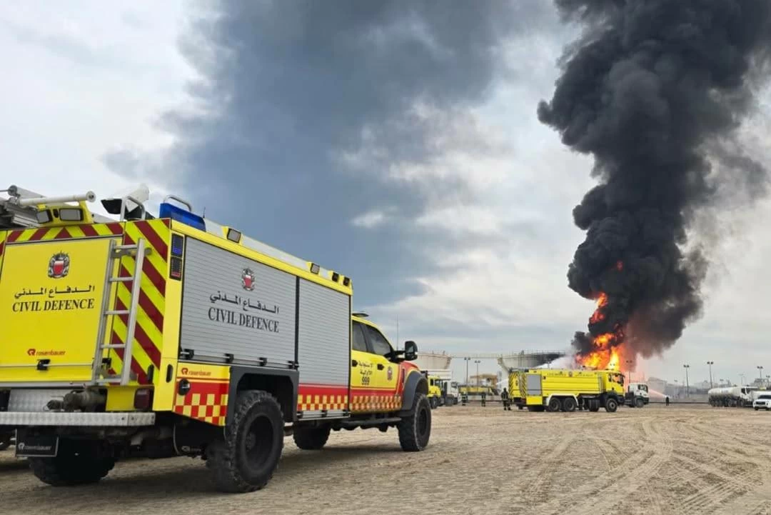 الدفاع المدني يواصل السيطرة على حريق خزانات الوقود في المحرق بعد استهدافها بالعدوان الإيراني