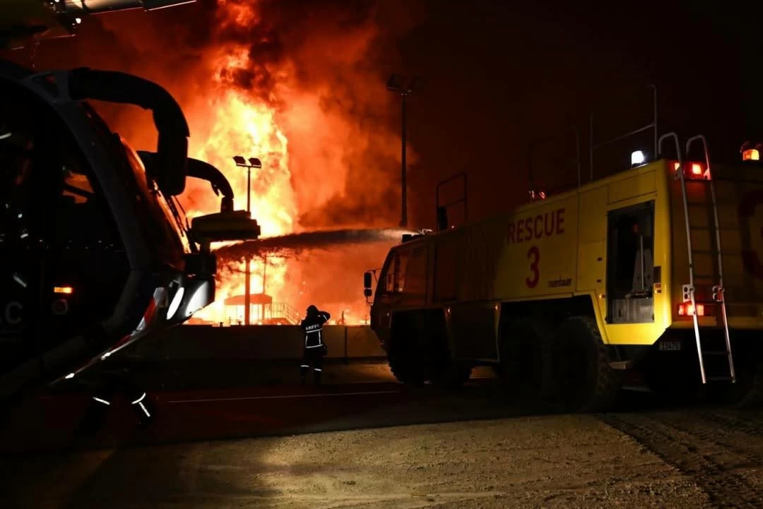 الدفاع المدني يواصل السيطرة على حريق خزانات الوقود في المحرق بعد استهدافها بالعدوان الإيراني