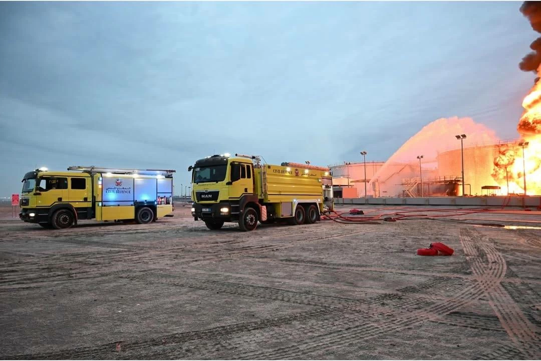 الدفاع المدني يواصل السيطرة على حريق خزانات الوقود في المحرق بعد استهدافها بالعدوان الإيراني