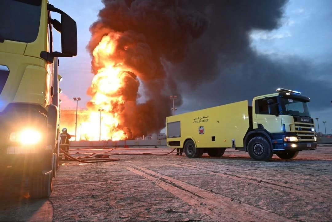 الدفاع المدني يواصل السيطرة على حريق خزانات الوقود في المحرق بعد استهدافها بالعدوان الإيراني