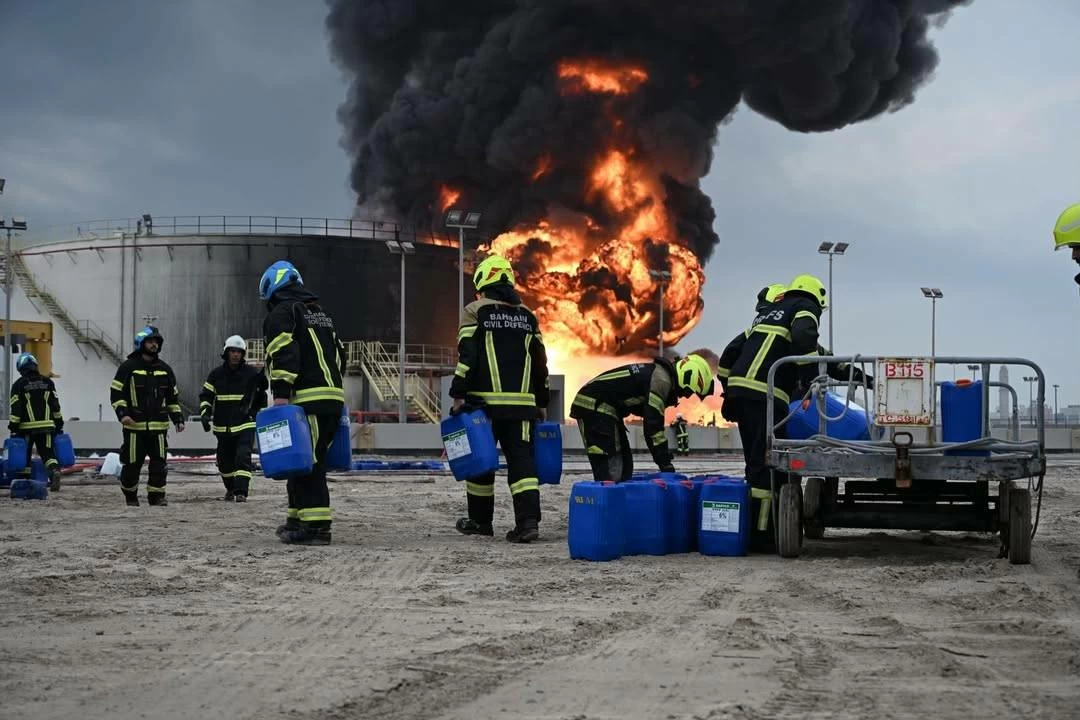 الدفاع المدني يواصل السيطرة على حريق خزانات الوقود في المحرق بعد استهدافها بالعدوان الإيراني
