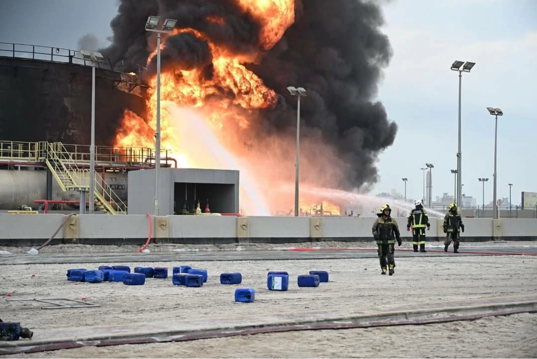 الدفاع المدني يواصل السيطرة على حريق خزانات الوقود في المحرق بعد استهدافها بالعدوان الإيراني