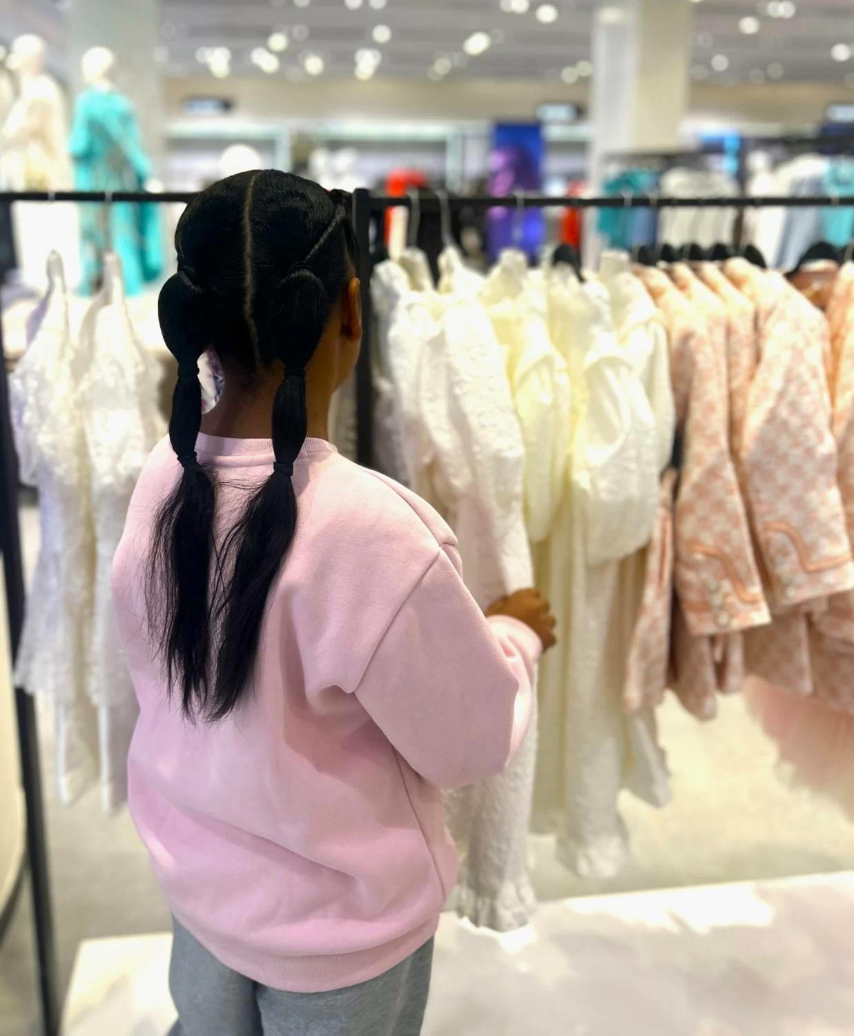 &laquo;الملكية الإنسانية&raquo; توزّع &laquo;كسوة العيد&raquo; على 200 طفلة