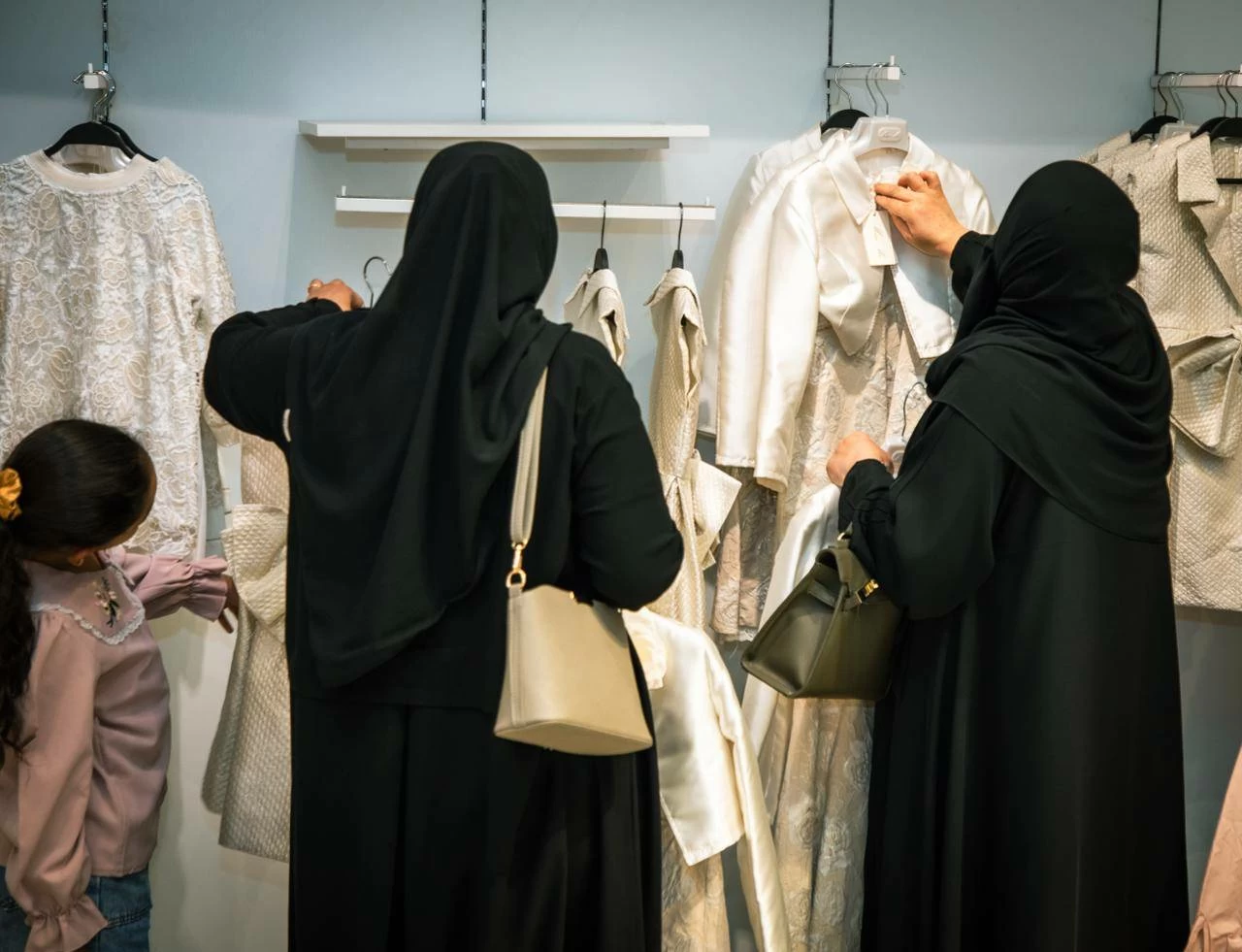 &laquo;الملكية الإنسانية&raquo; توزّع &laquo;كسوة العيد&raquo; على 200 طفلة