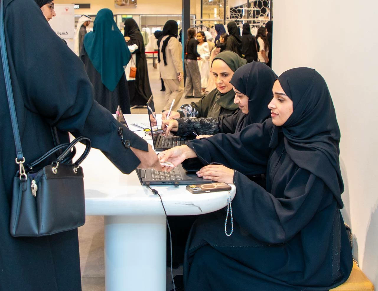 &laquo;الملكية الإنسانية&raquo; توزّع &laquo;كسوة العيد&raquo; على 200 طفلة