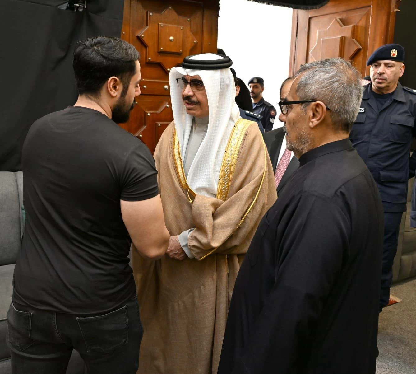 وزير الداخلية يقدم واجب العزاء لأسرة فقيدة الوطن ويعرب عن خالص تعازيه ومواساته