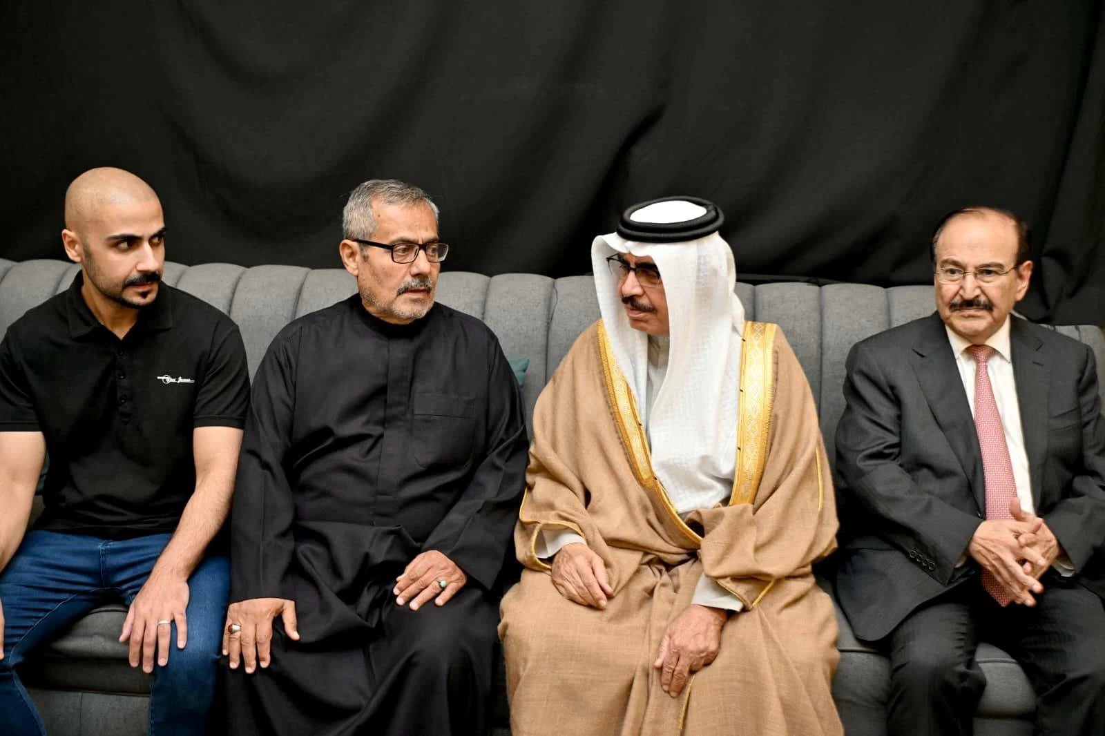 وزير الداخلية يقدم واجب العزاء لأسرة فقيدة الوطن ويعرب عن خالص تعازيه ومواساته