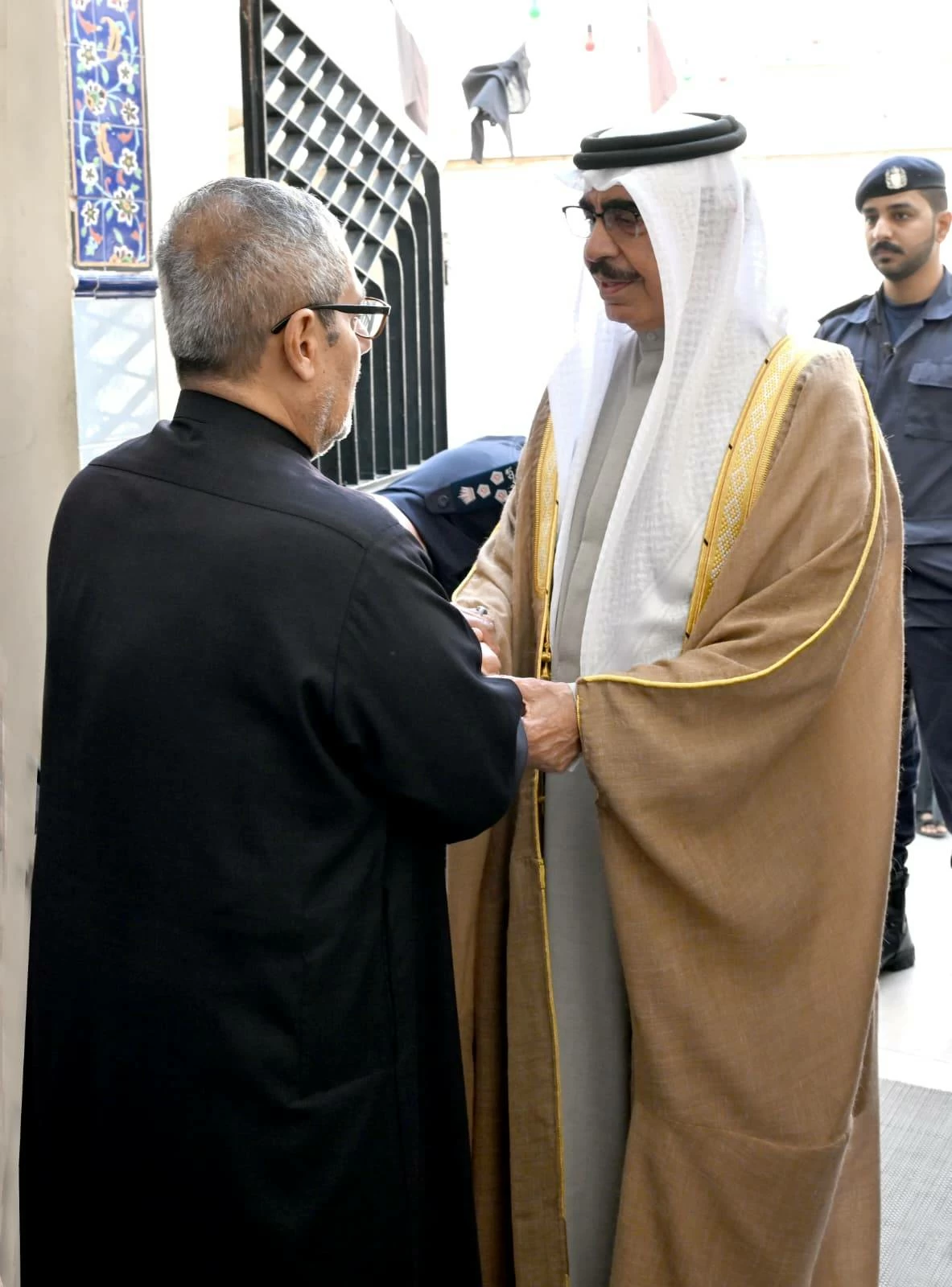 وزير الداخلية يقدم واجب العزاء لأسرة فقيدة الوطن ويعرب عن خالص تعازيه ومواساته