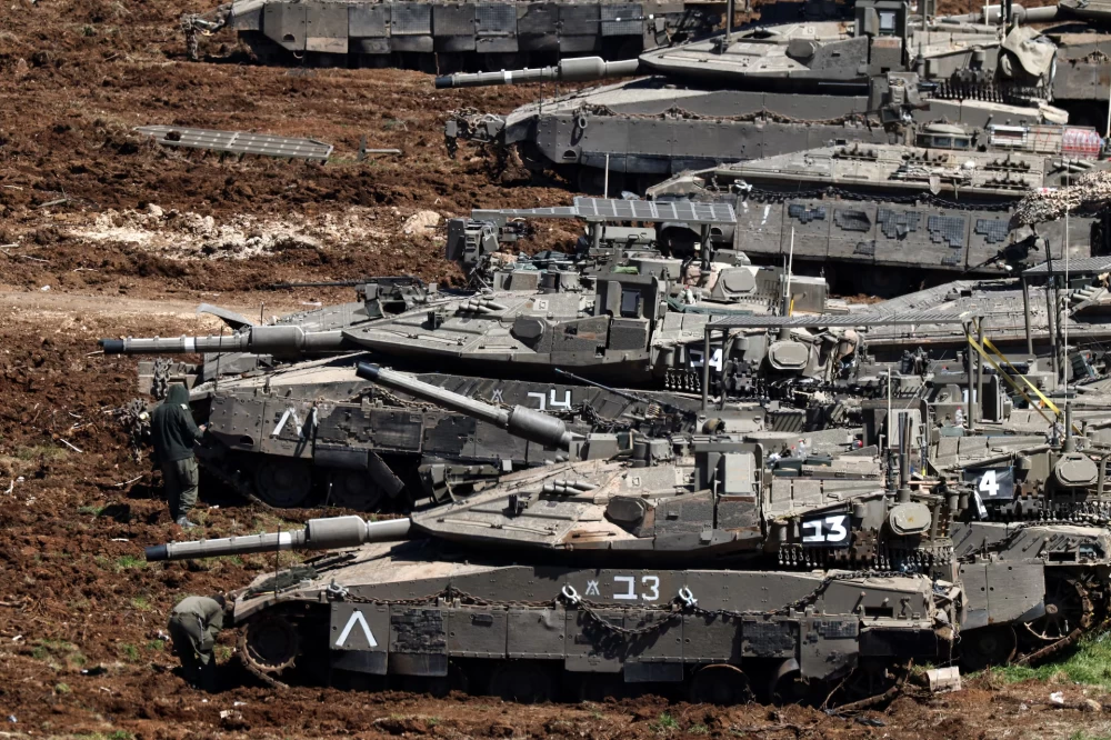 إسرائيل تشير إلى الاستعداد لتوسيع الهجمات الجوية إلى غزو بري واسع للبنان