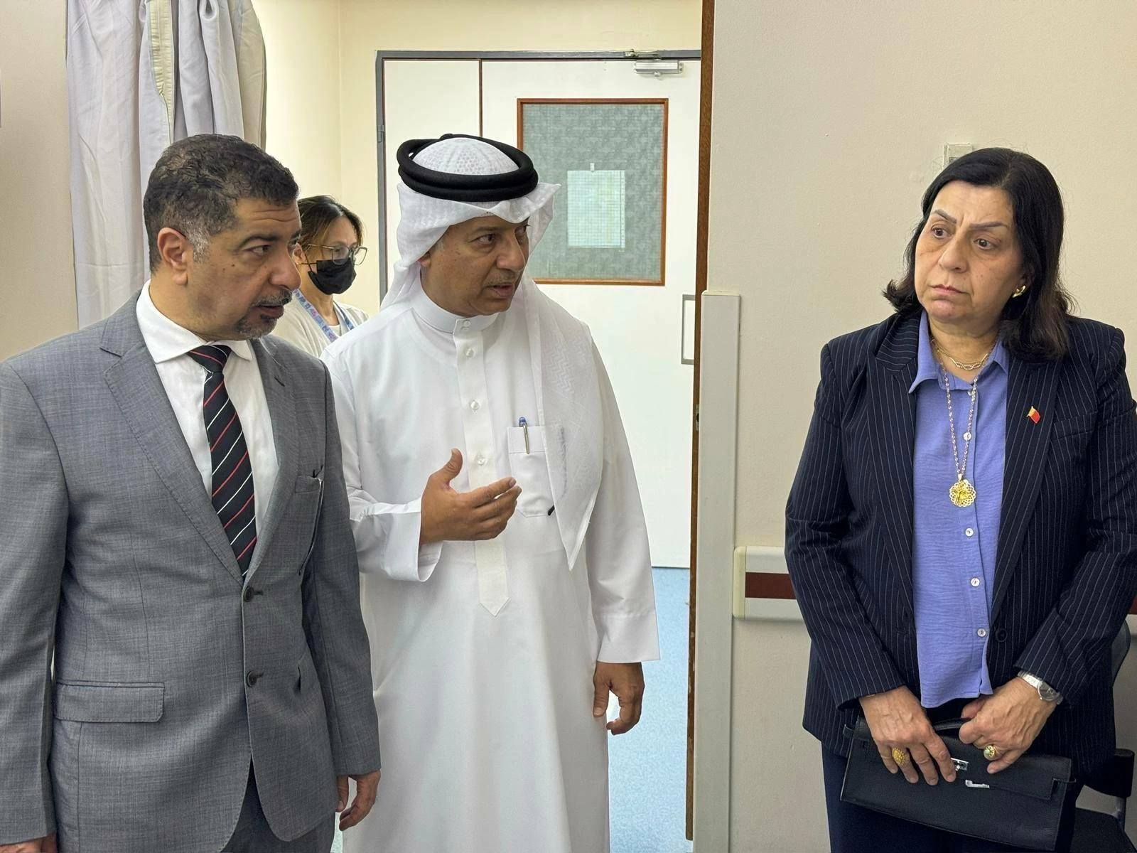 وفد من المؤسسة الوطنية لحقوق الإنسان يزور مصابي سترة في مجمع السلمانية الطبي