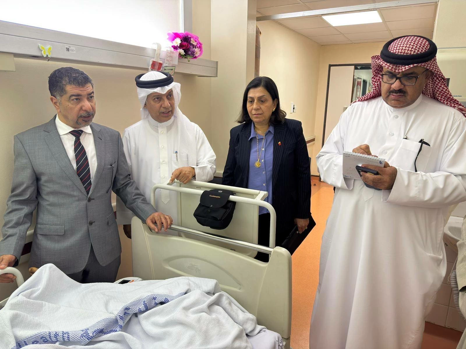 وفد من المؤسسة الوطنية لحقوق الإنسان يزور مصابي سترة في مجمع السلمانية الطبي