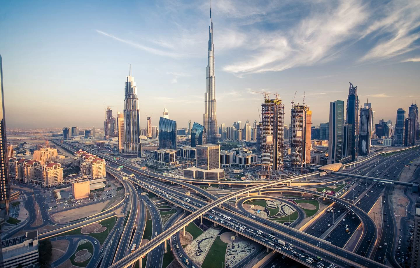 الدفاعات الجوية الإماراتية تتعامل مع 7 صواريخ باليستية و 27 طائرة مسيرة.