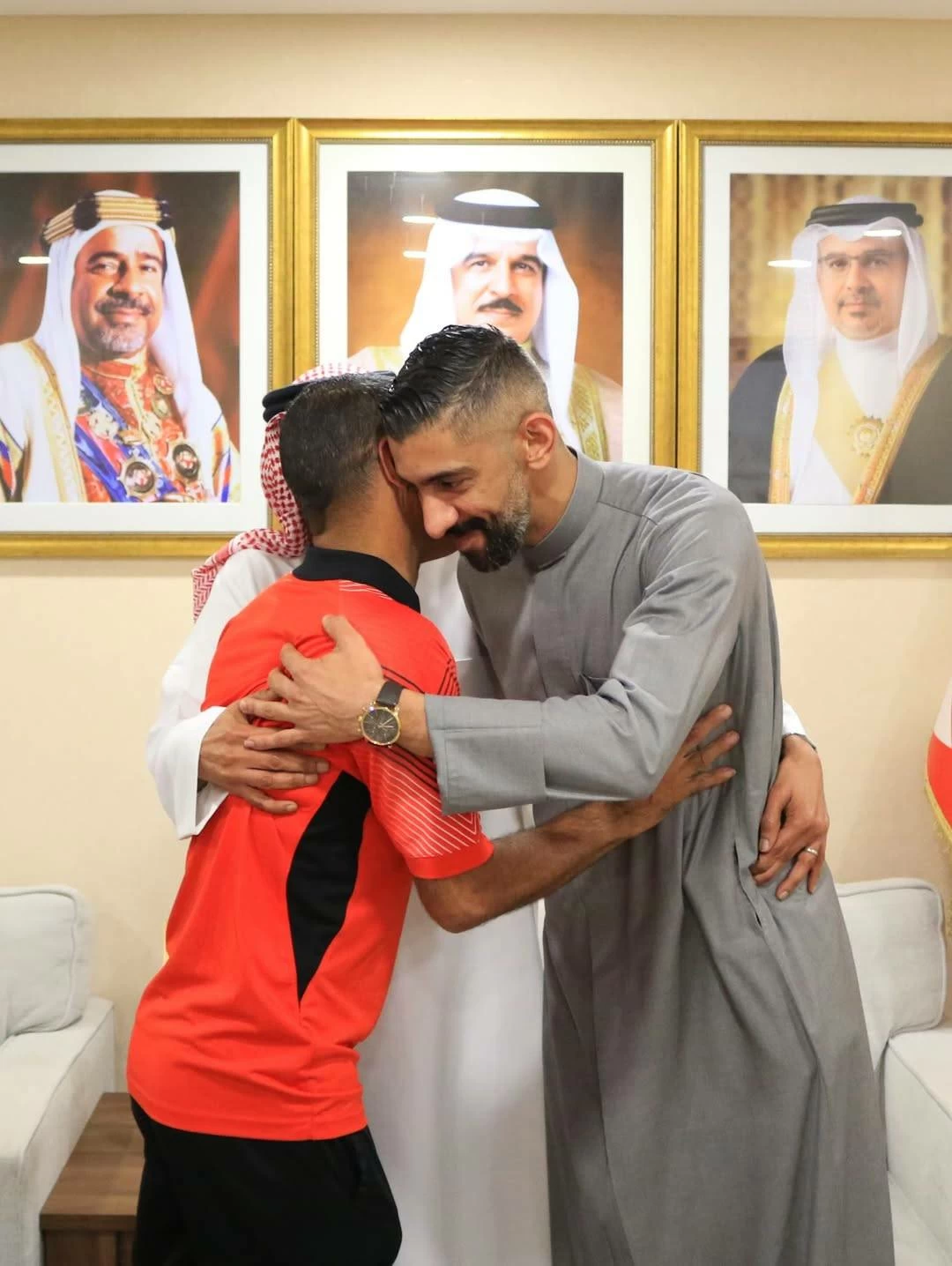 علي بن محمد يستقبل الحكم جعفر المعلم واللاعب ناصر عنان للمصالحة بينهما