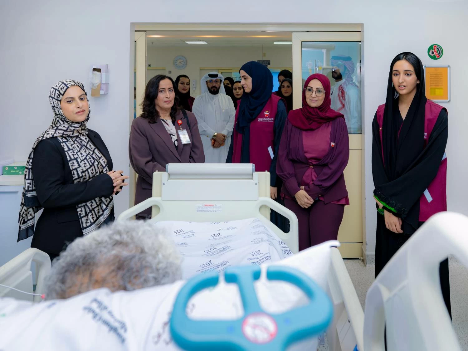 شيمة بنت ناصر تطمئن على المصابين من أهالي سترة والمناطق الأخرى