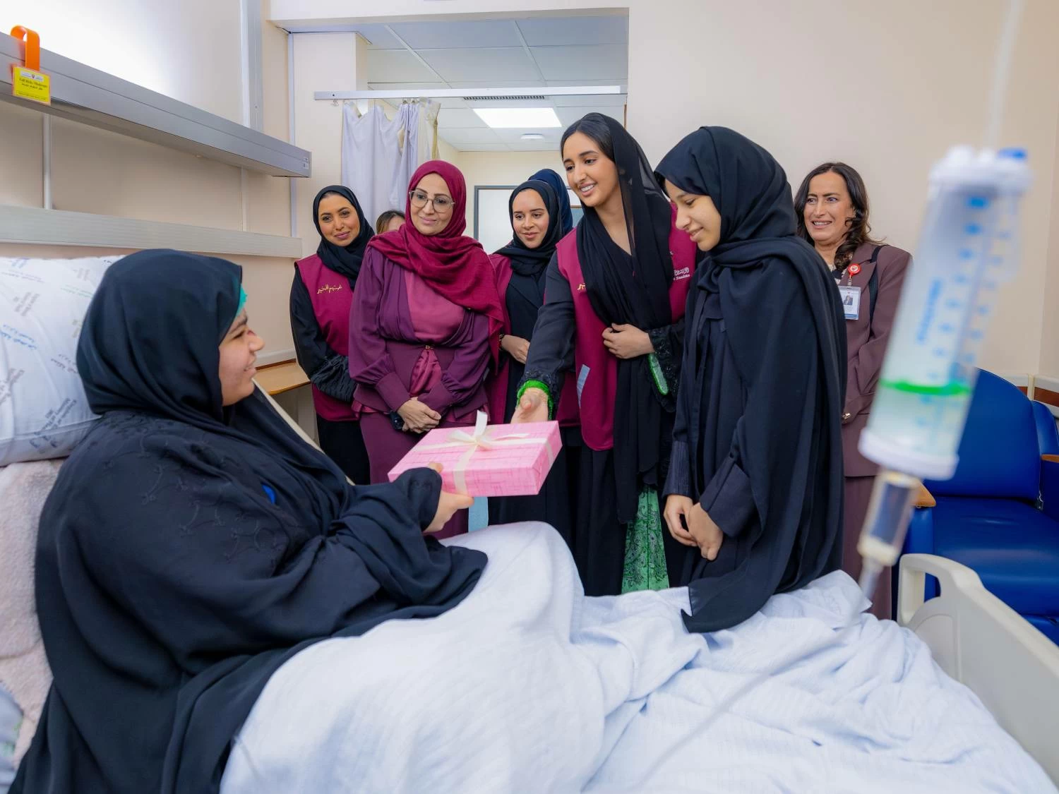 شيمة بنت ناصر تطمئن على المصابين من أهالي سترة والمناطق الأخرى