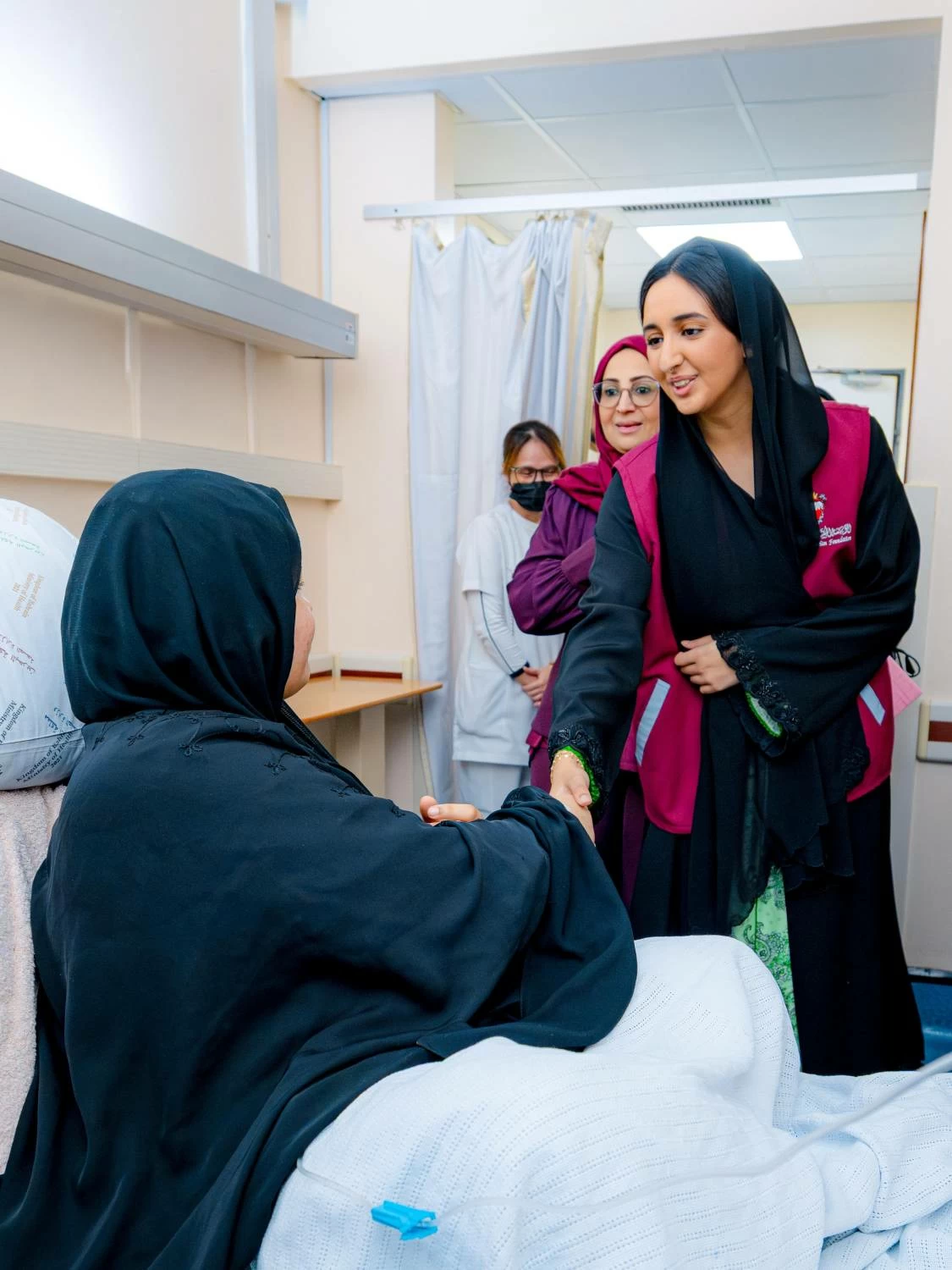 شيمة بنت ناصر تطمئن على المصابين من أهالي سترة والمناطق الأخرى