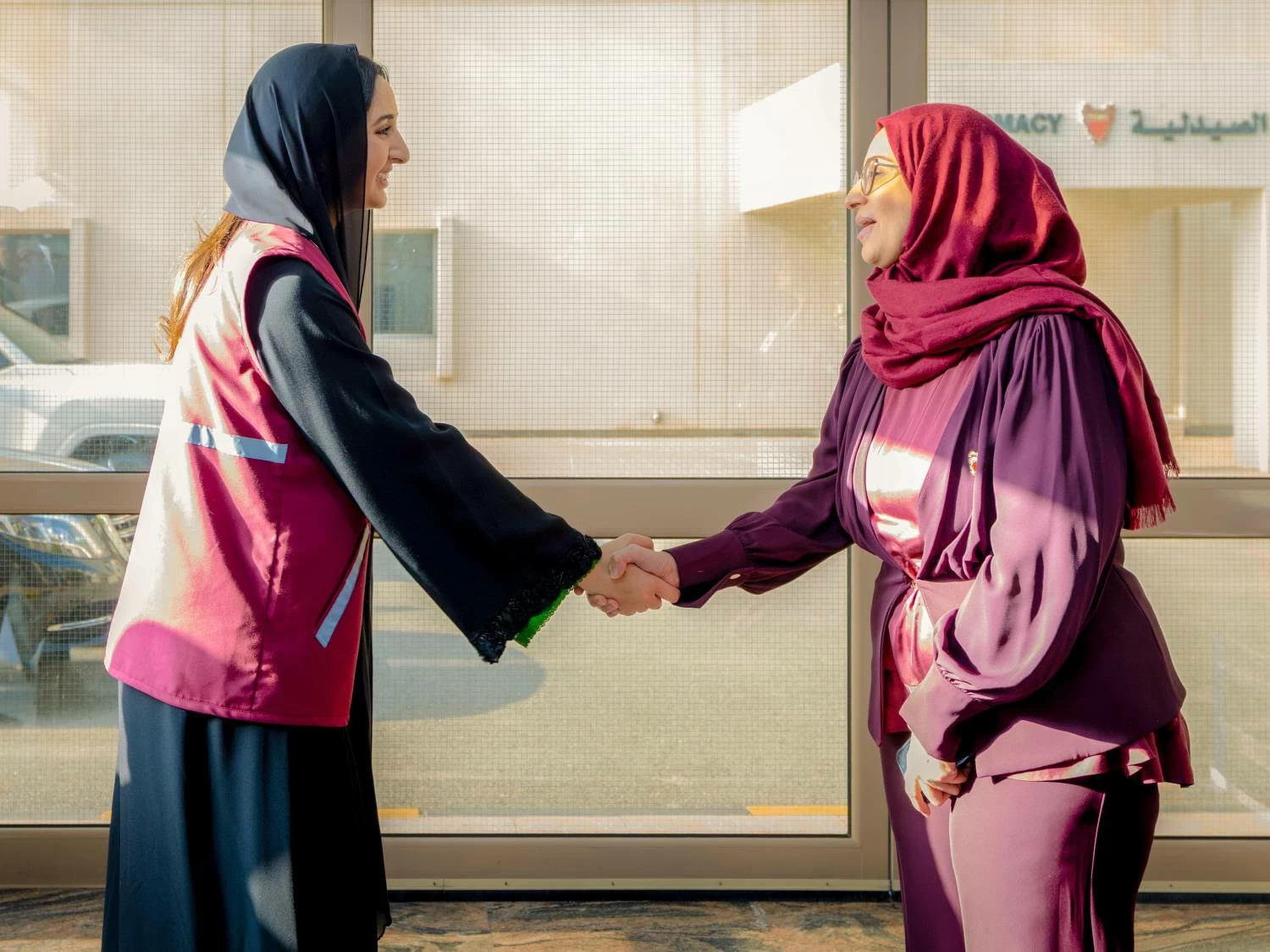 شيمة بنت ناصر تطمئن على المصابين من أهالي سترة والمناطق الأخرى