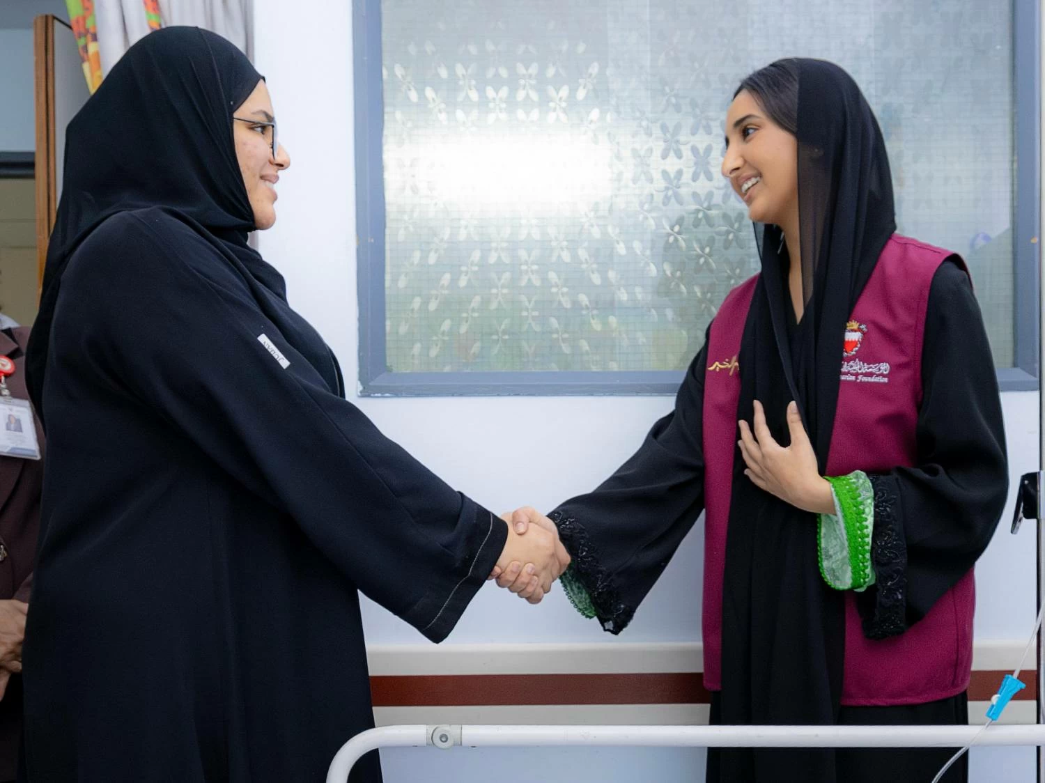 شيمة بنت ناصر تطمئن على المصابين من أهالي سترة والمناطق الأخرى