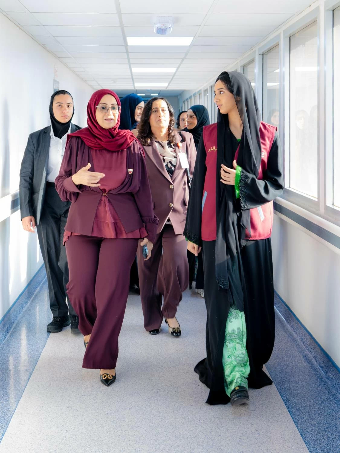 شيمة بنت ناصر تطمئن على المصابين من أهالي سترة والمناطق الأخرى