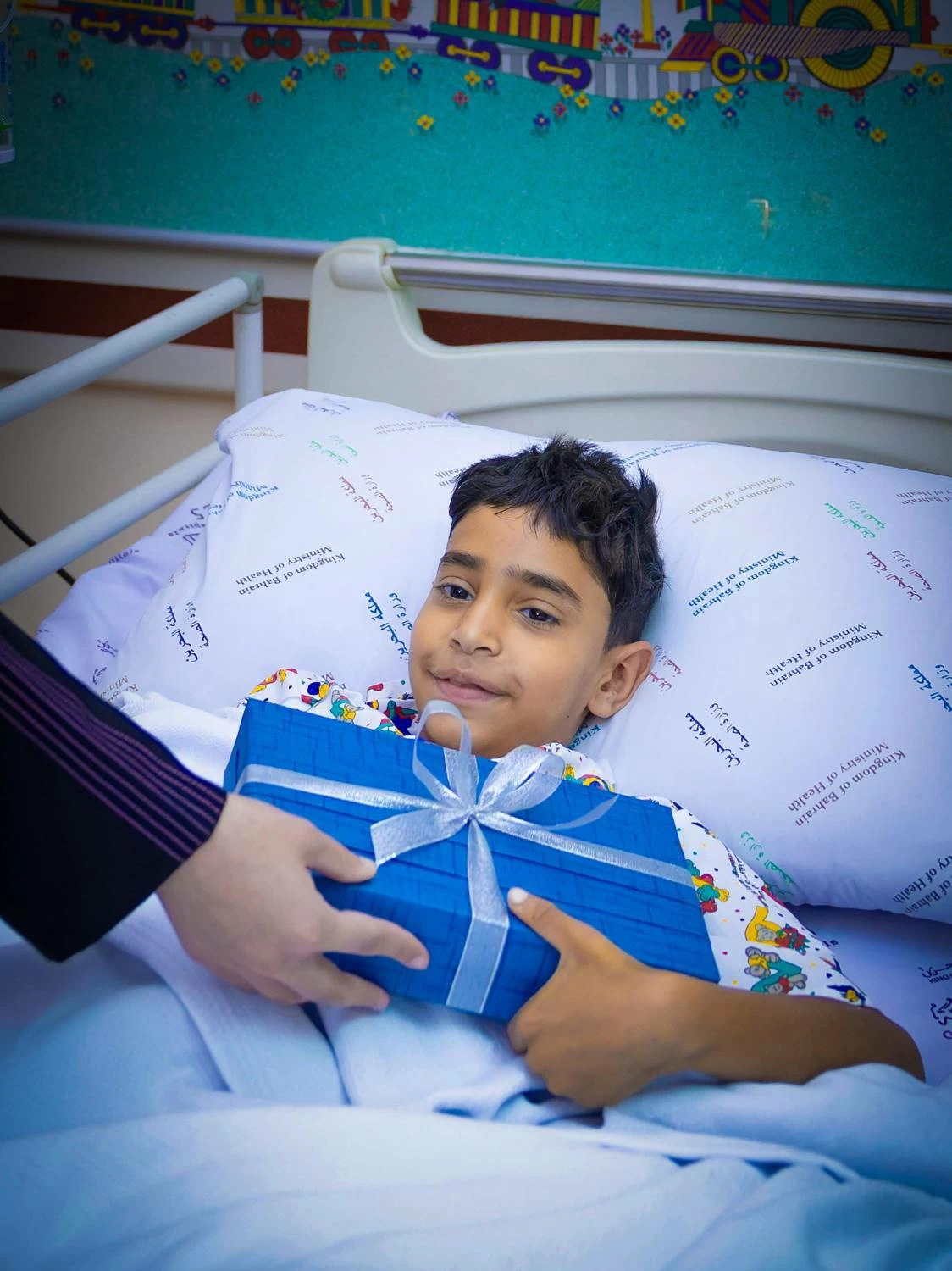 شيمة بنت ناصر تطمئن على المصابين من أهالي سترة والمناطق الأخرى