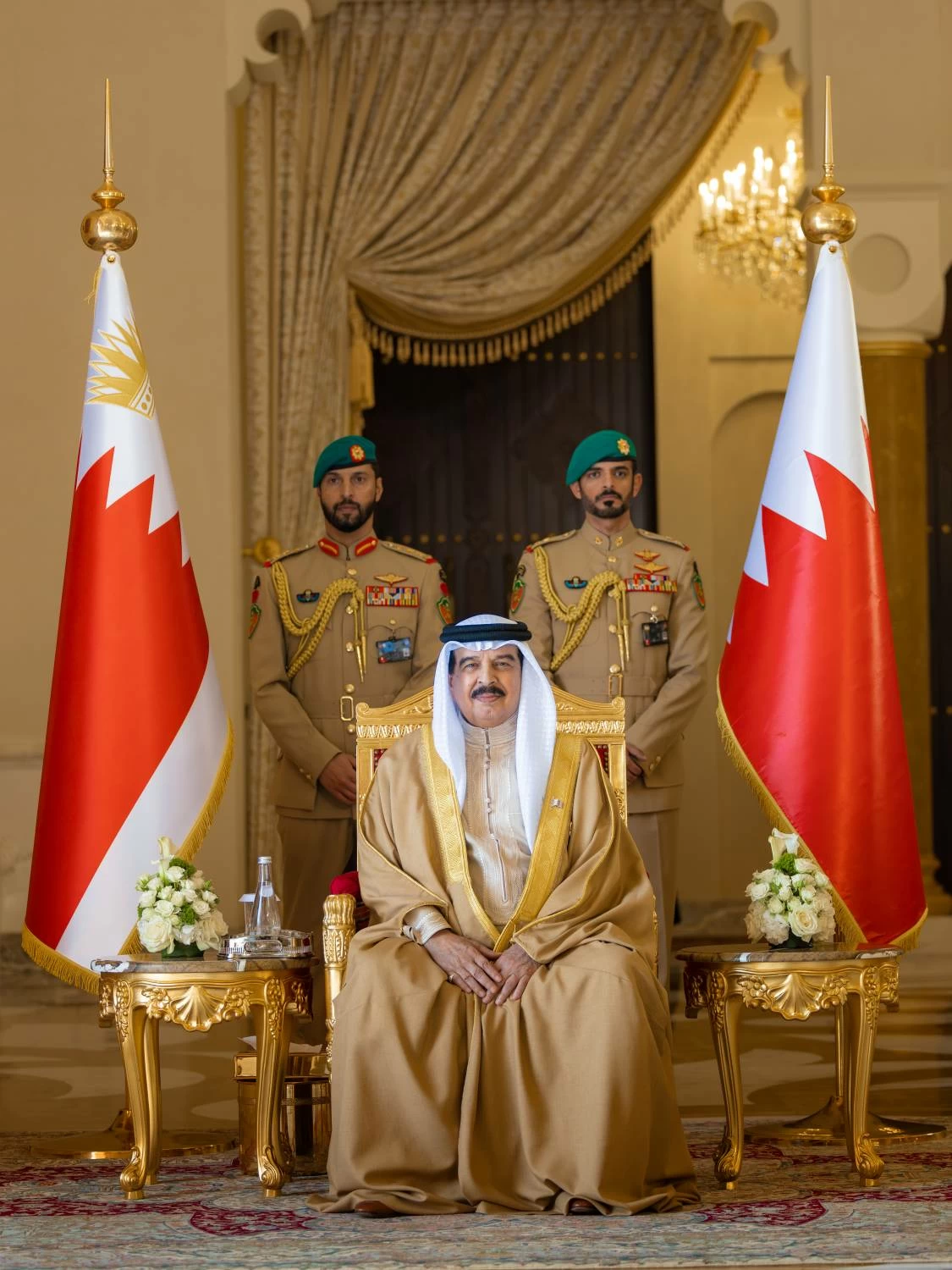 أهل مملكة البحرين يواصلون تأكيد وقوفهم صفاً واحداً حول راية الوطن بقيادة جلالة الملك المعظم وثقتهم لمواجهة العدوان الإيراني الآثم