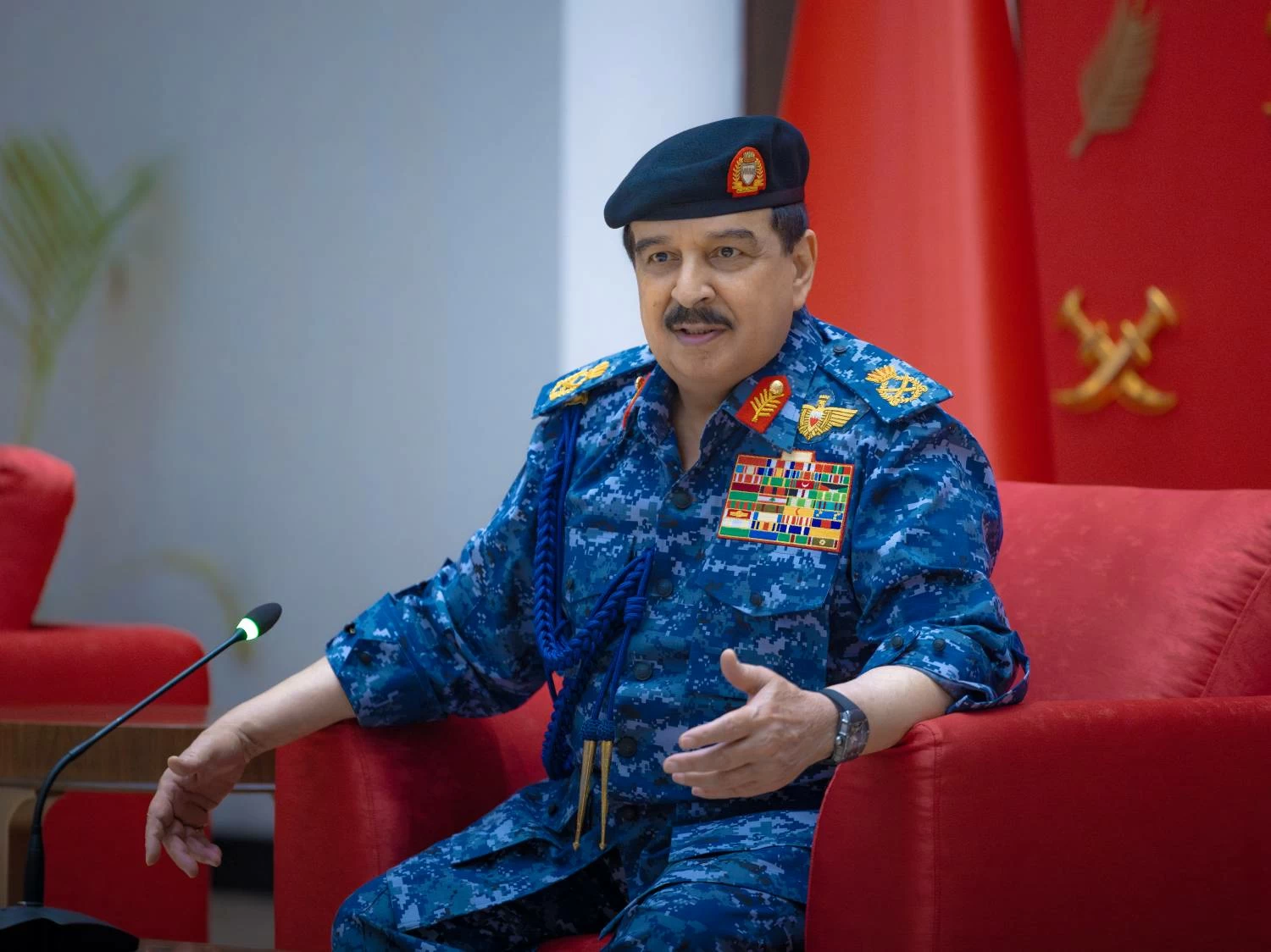 الملك القائد الأعلى للقوات المسلحة يتفضل بزيارة إلى وزارة الداخلية