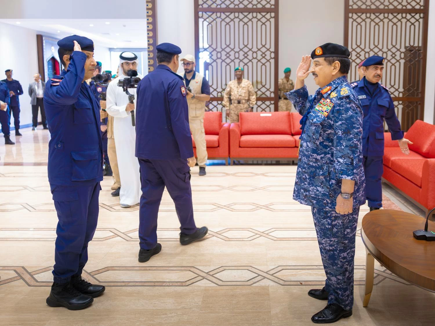 الملك القائد الأعلى للقوات المسلحة يتفضل بزيارة إلى وزارة الداخلية