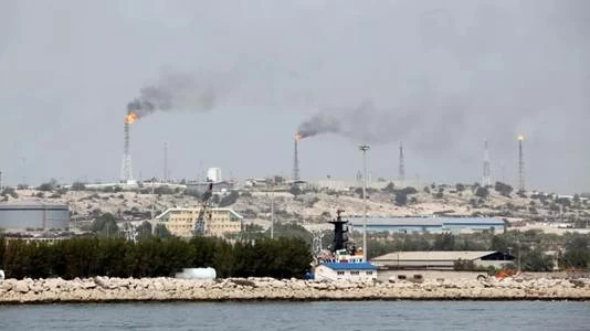 ترامب يهدد بضرب شبكة النفط في جزيرة خرج الإيرانية مع استمرار إغلاق مضيق هرمز