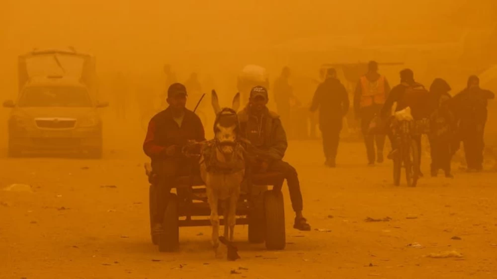 معاناة النازحين مستمرة.. عاصفة رملية تضرب غزة