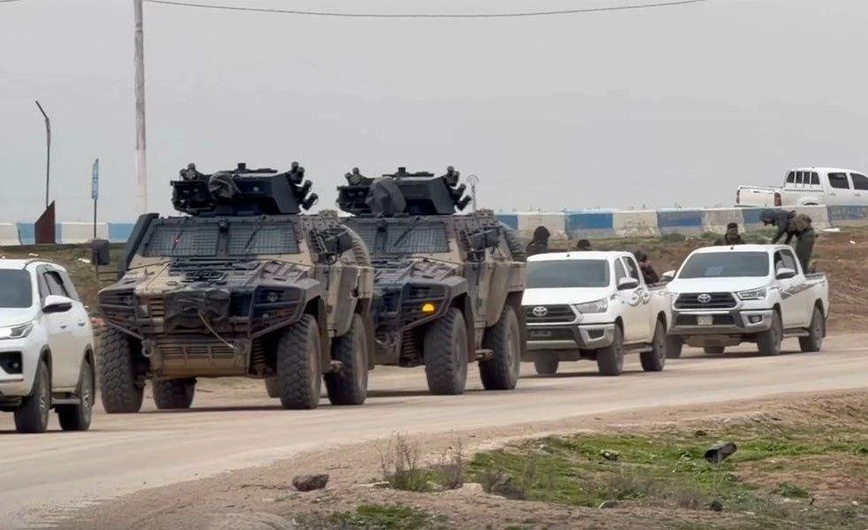 الجيش السوري يتسلّم قاعدة بريف الحسكة بعد انسحاب قوات التحالف منها