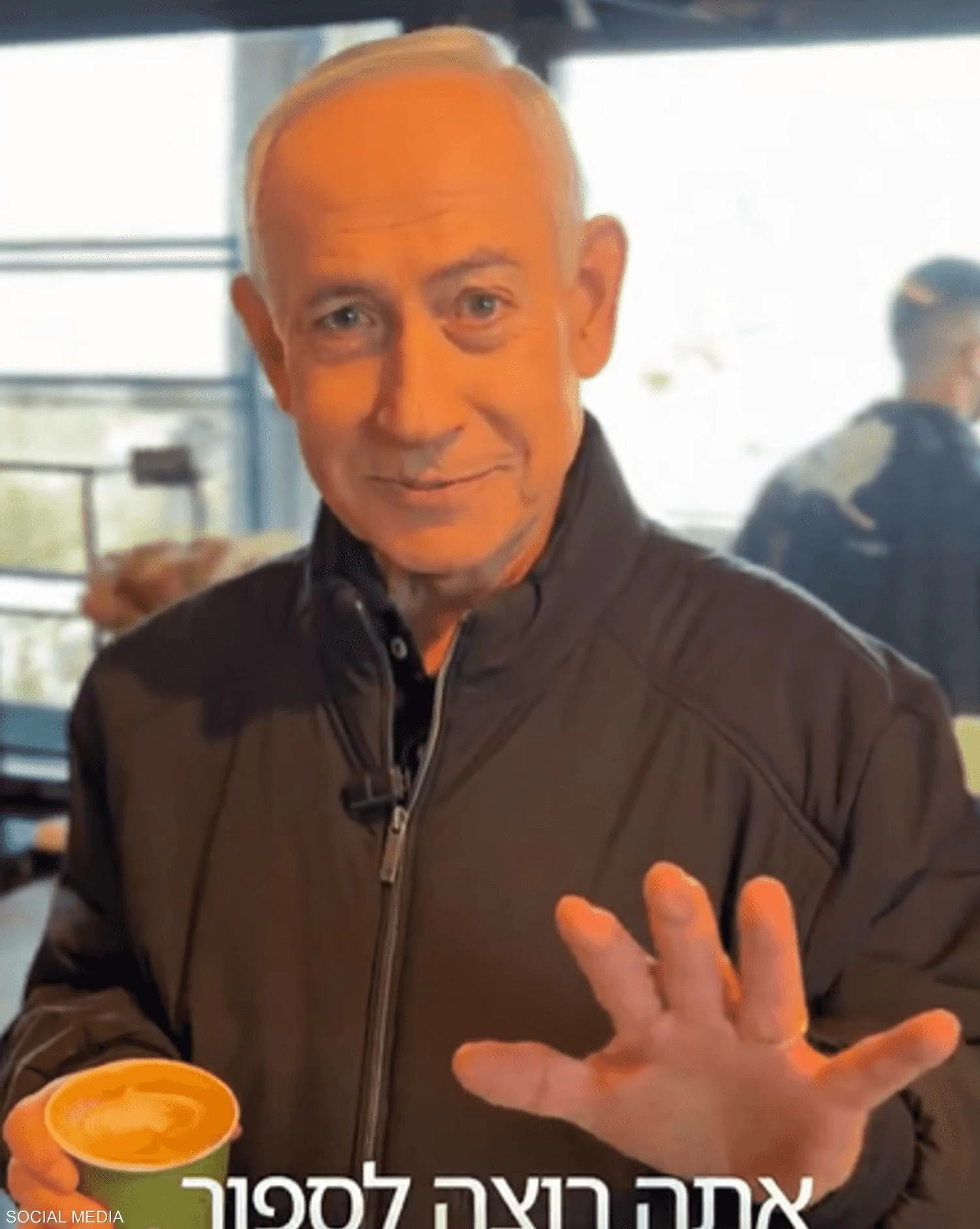 بالفيديو.. بنيامين نتنياهو يرد على شائعة وفاته بشرب القهوة