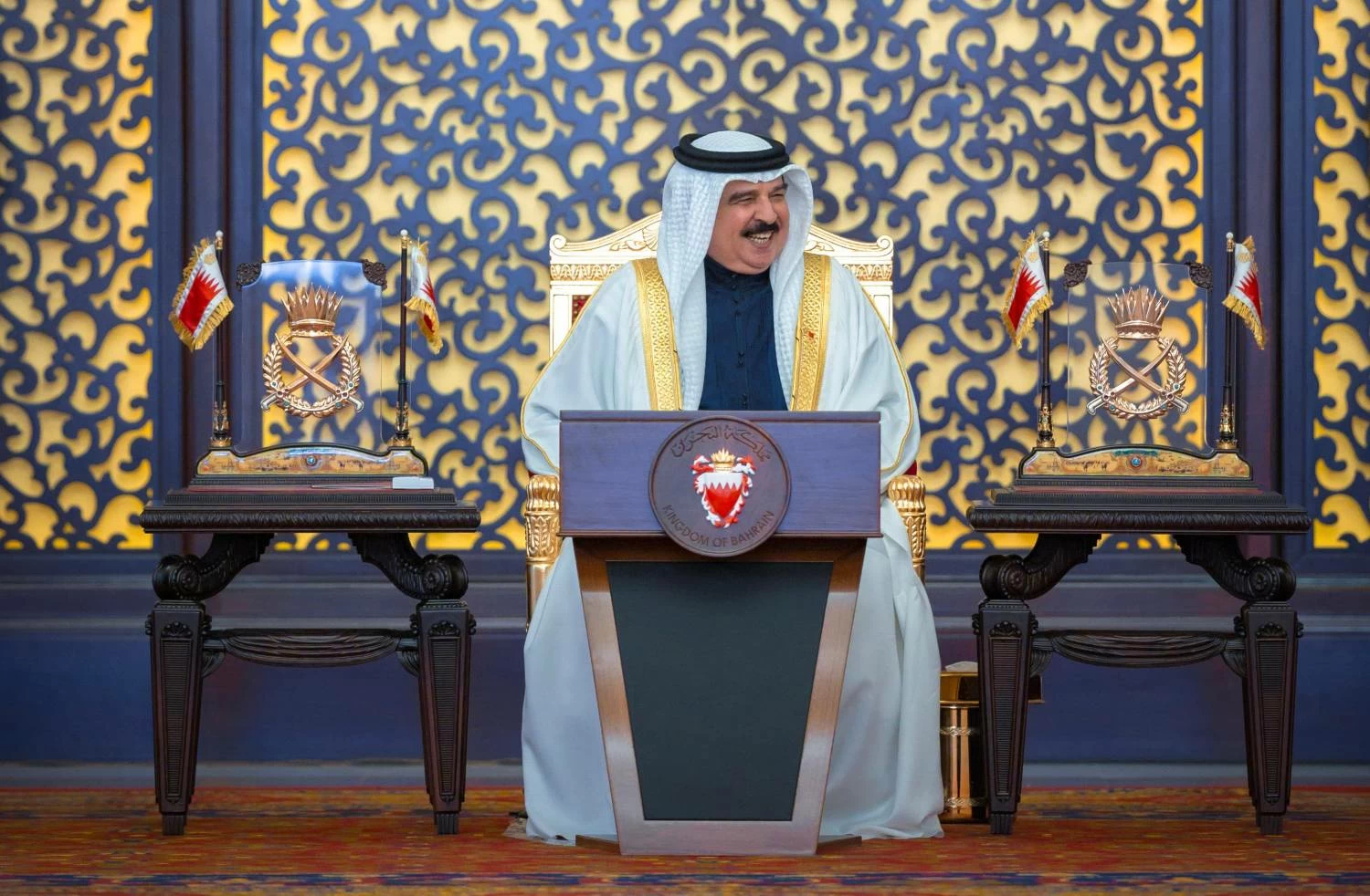 أهل البحرين يواصلون تأكيد وقوفهم صفاً واحداً حول راية الوطن بقيادة الملك لمواجهة العدوان الإيراني الآثم