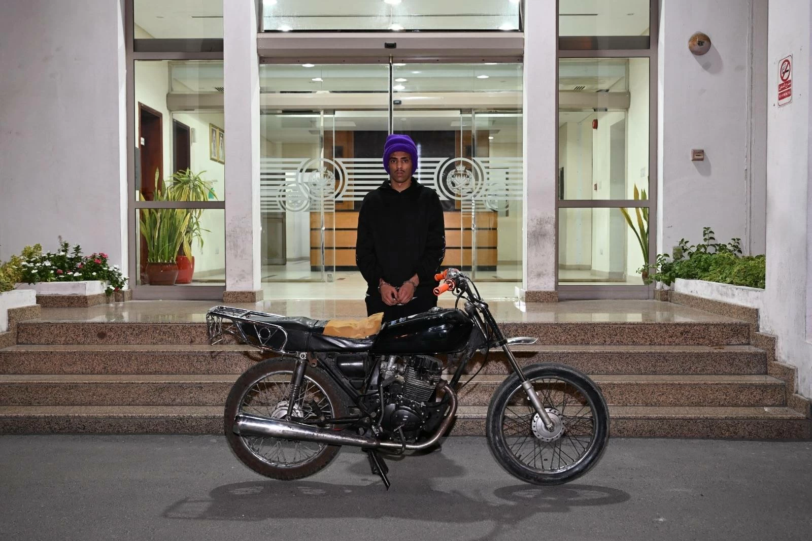 &laquo;الداخلية&raquo;: القبض على شخص ملثم أتلف مركبة أثناء قيادته دراجة نارية غير مرخصة