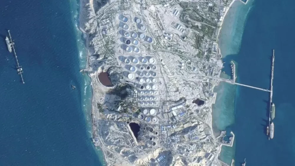 &laquo;أكسيوس&raquo;: ترامب يبحث السيطرة على &laquo;خرج&raquo; لتوجيه ضربة اقتصادية قاصمة لإيران