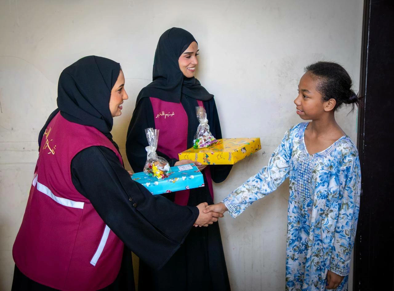 فريق (شيم الخير) يوزع هدايا العيد على أبناء المؤسسة الملكية