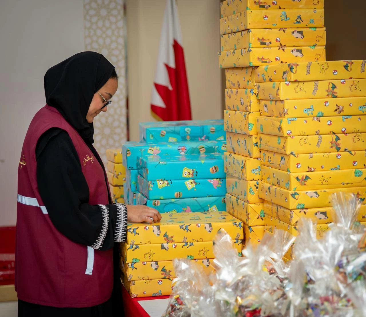 فريق (شيم الخير) يوزع هدايا العيد على أبناء المؤسسة الملكية