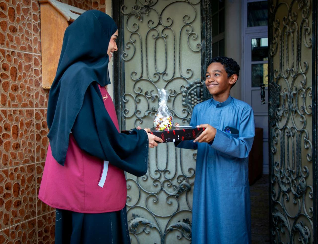 فريق (شيم الخير) يوزع هدايا العيد على أبناء المؤسسة الملكية