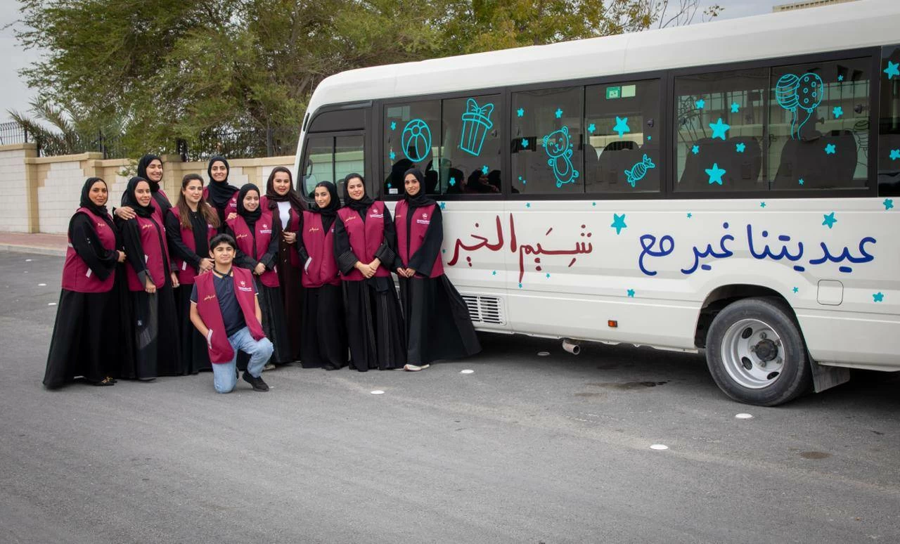 فريق (شيم الخير) يوزع هدايا العيد على أبناء المؤسسة الملكية