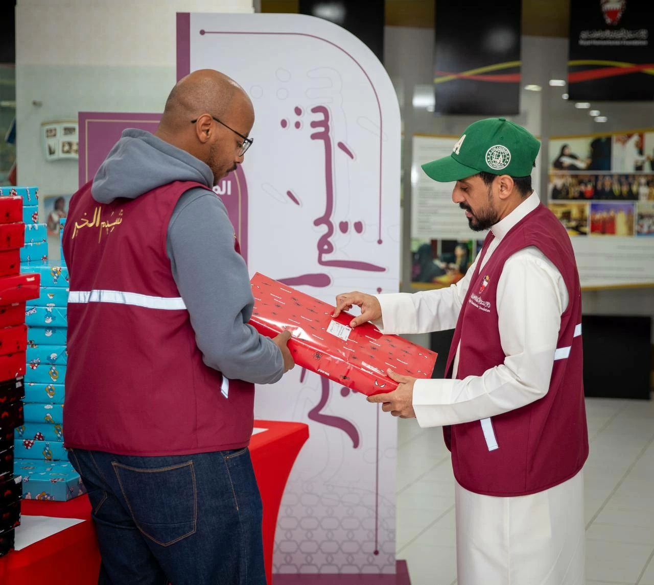 فريق (شيم الخير) يوزع هدايا العيد على أبناء المؤسسة الملكية