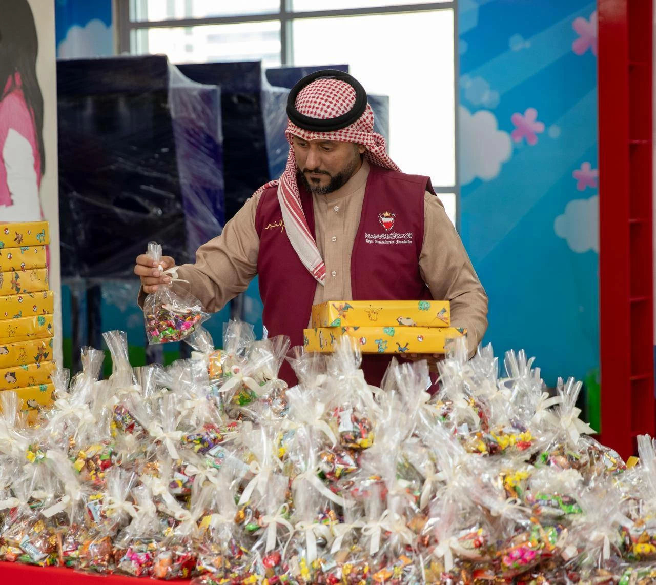 فريق (شيم الخير) يوزع هدايا العيد على أبناء المؤسسة الملكية