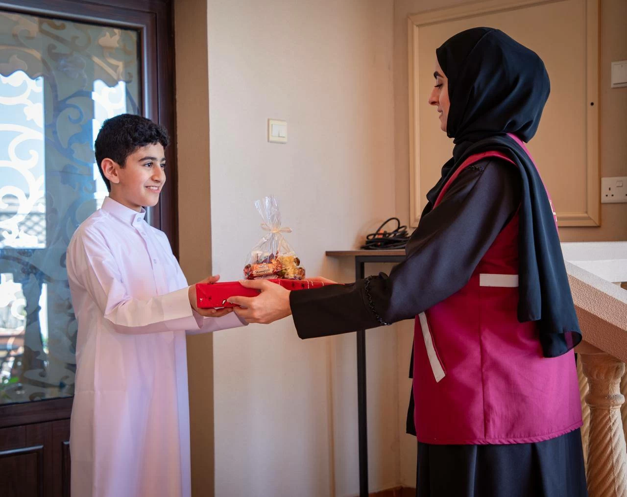 فريق (شيم الخير) يوزع هدايا العيد على أبناء المؤسسة الملكية