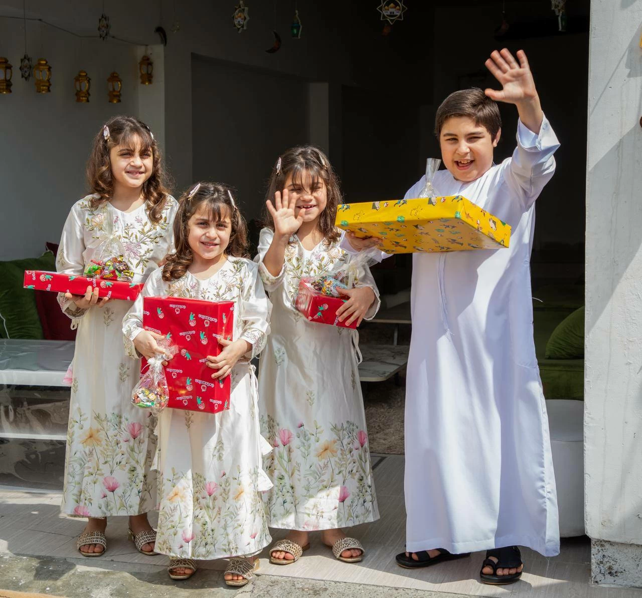 فريق (شيم الخير) يوزع هدايا العيد على أبناء المؤسسة الملكية