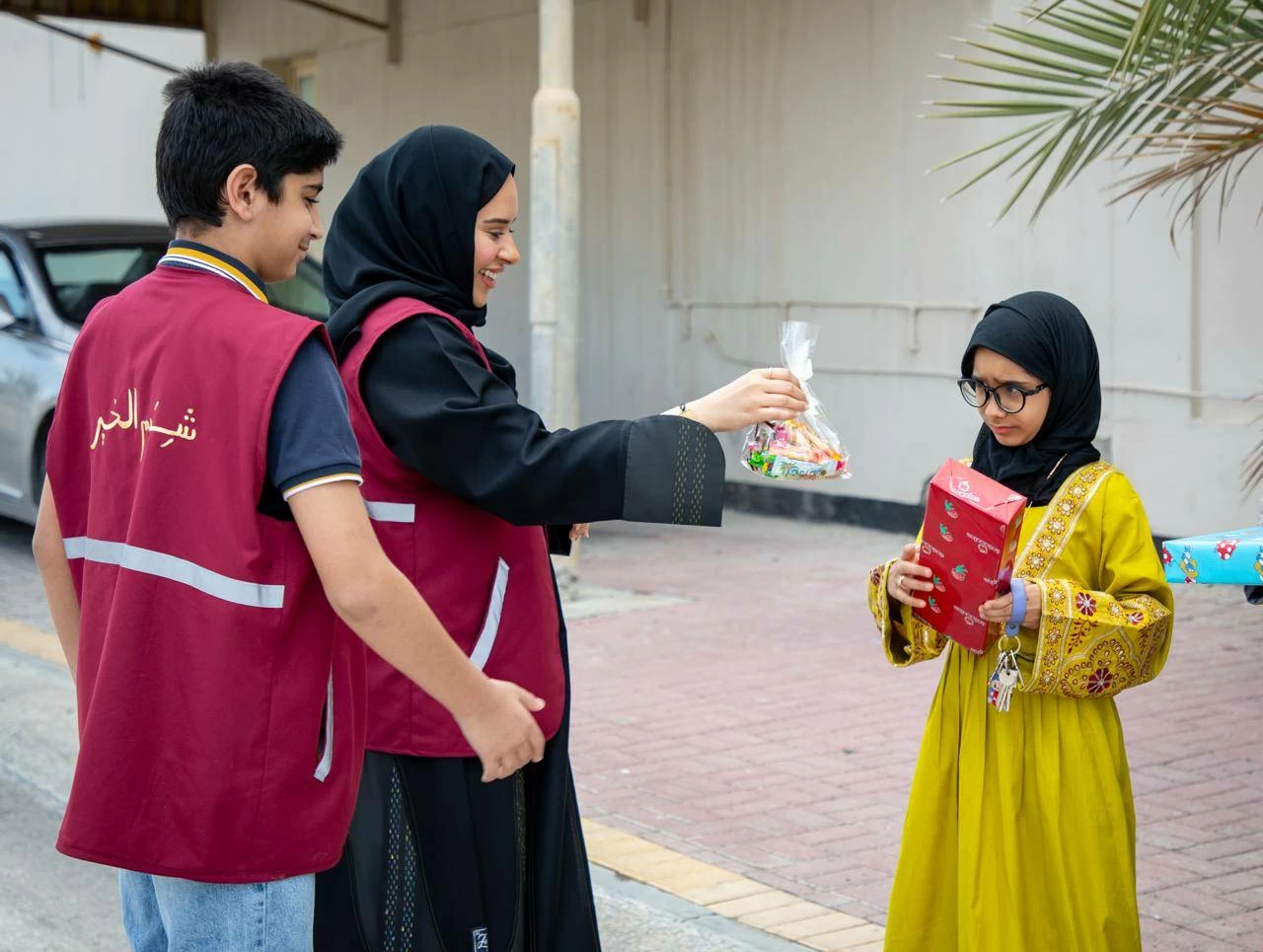 فريق (شيم الخير) يوزع هدايا العيد على أبناء المؤسسة الملكية