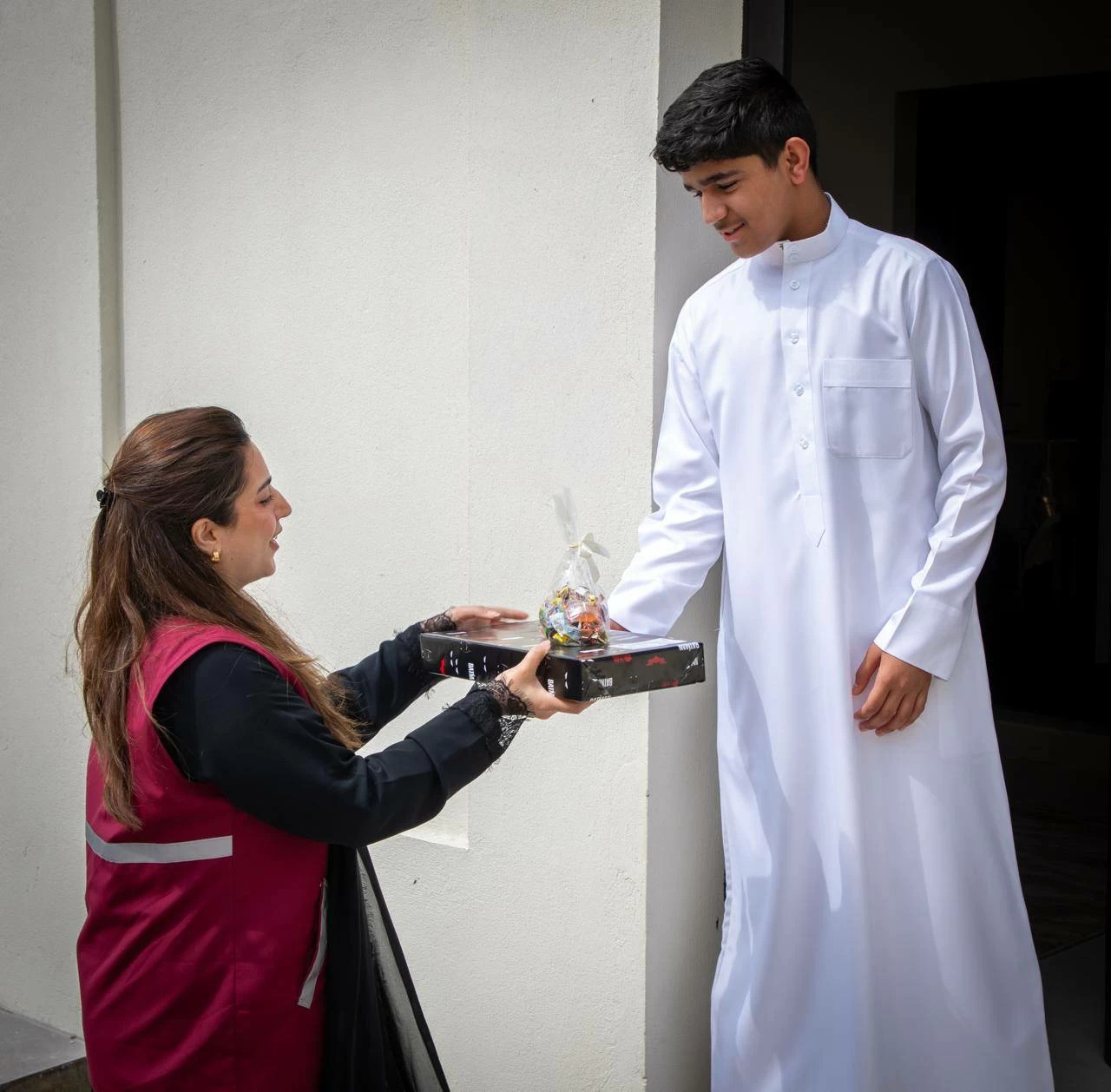 فريق (شيم الخير) يوزع هدايا العيد على أبناء المؤسسة الملكية